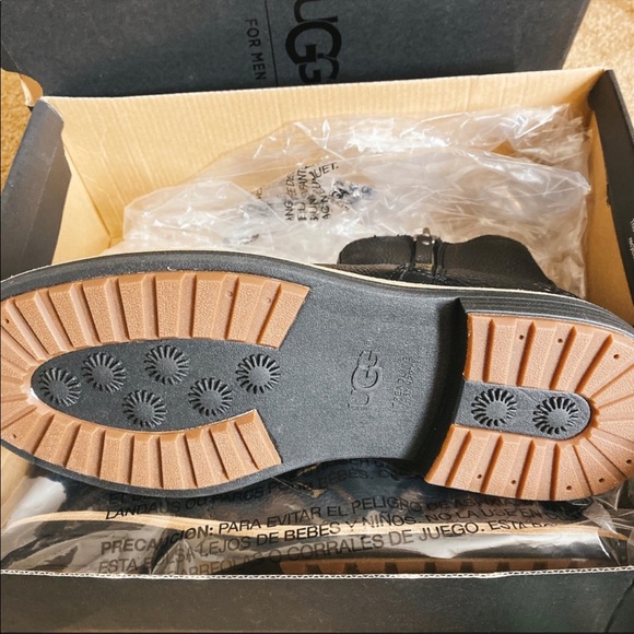 UGG Dalvin Zip Boot with Genuine Shearling - Picture 8 of 8